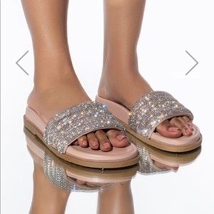 Flat sandal in nude size:9